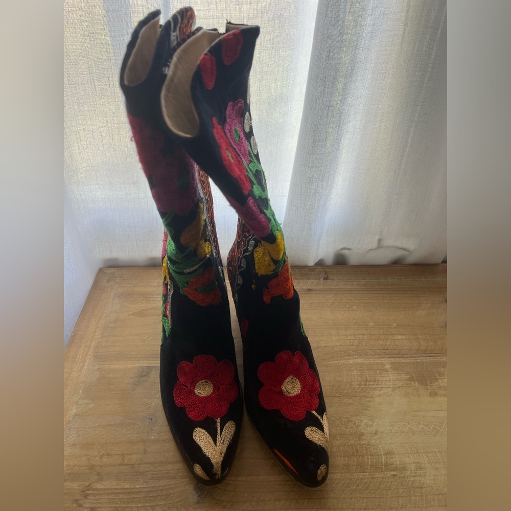 Suzani Embroidered Cowboy Boots In Black Floral Size 39 - Picture 5 of 10